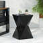 Table d'appoint 14,25 po Prismatic Symmetry en béton noir avec texture de grain de bois lisse et forme prismatique moderne