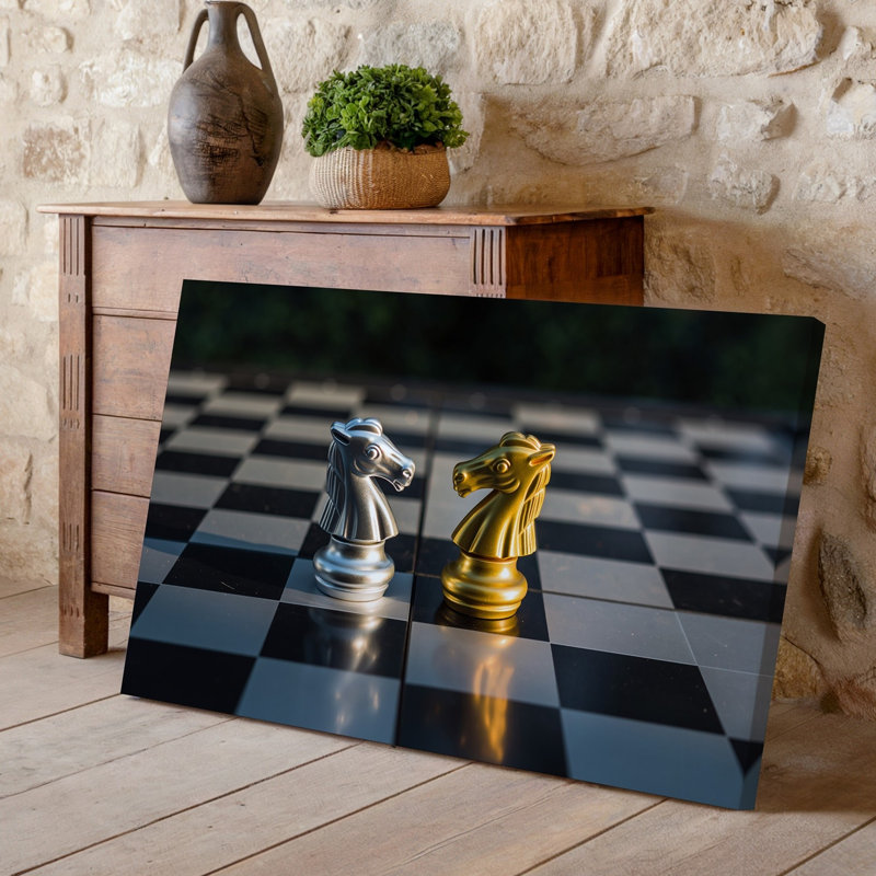 Toile, gros plan sur deux pièces d'échecs au design complexe, H 9 po x l 12 po