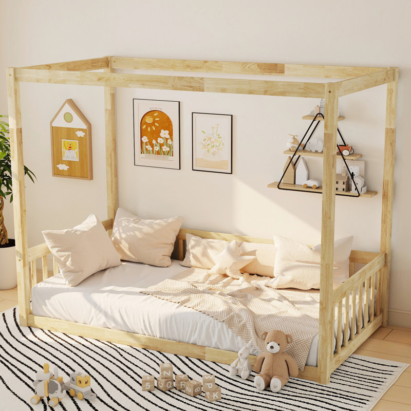 Lit simple à baldaquin avec clôture, couleur naturelle, garde-corps pour un espace de jeu privé en bois d'hévéa et clôture