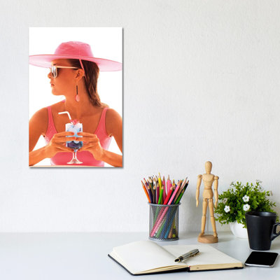 «1980s Young Woman in Bathing suit Have a Drink» par Vintage Images - photographie sur toile tendue