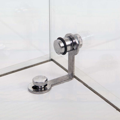 Vitrine sur pied en verre avec 4 étagères et porte, idéale pour exposer des objets de collection dans un salon ou un bureau.