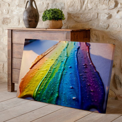 Toile, une cascade vibrante de peinture multicolore brillante coule sur une surface lisse d'art mural, créant un dégradé envoûtant à partir de l'art mural sur toile
