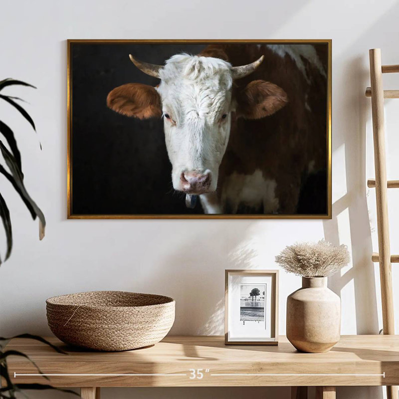 Visage de vache sérieux, Cadre flottant doré, 25 po x 17 po