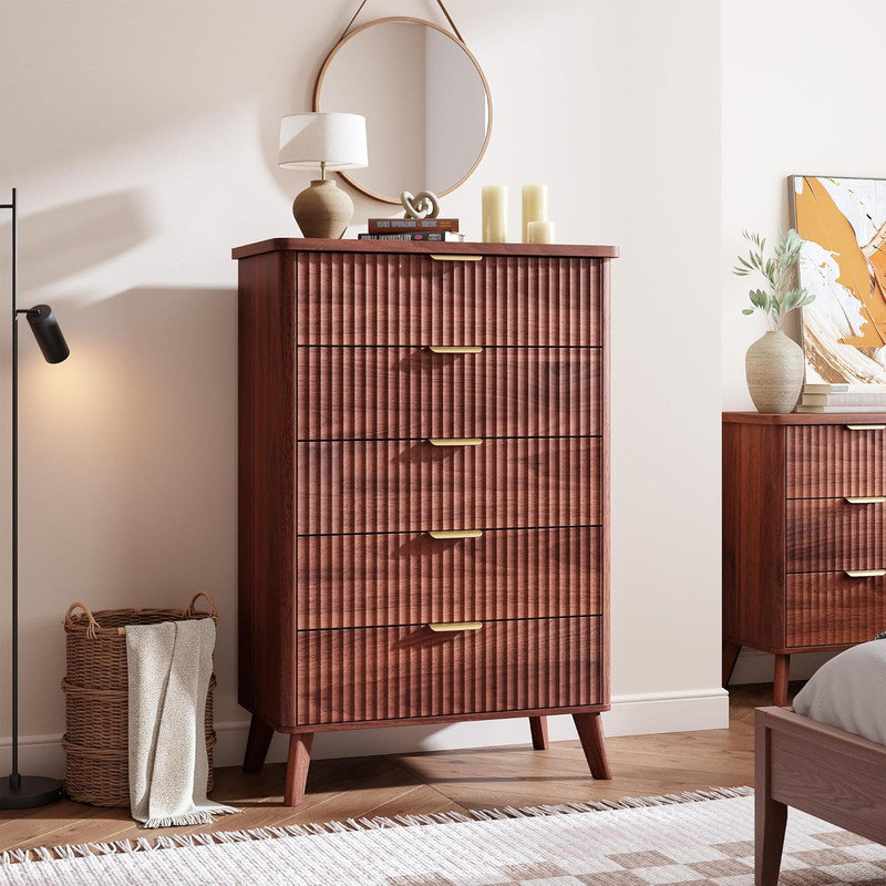 Commode 5 tiroirs cannelée 47,2 po - Profil incurvé, poignées dorées, commode en bois pour chambre à coucher et salon