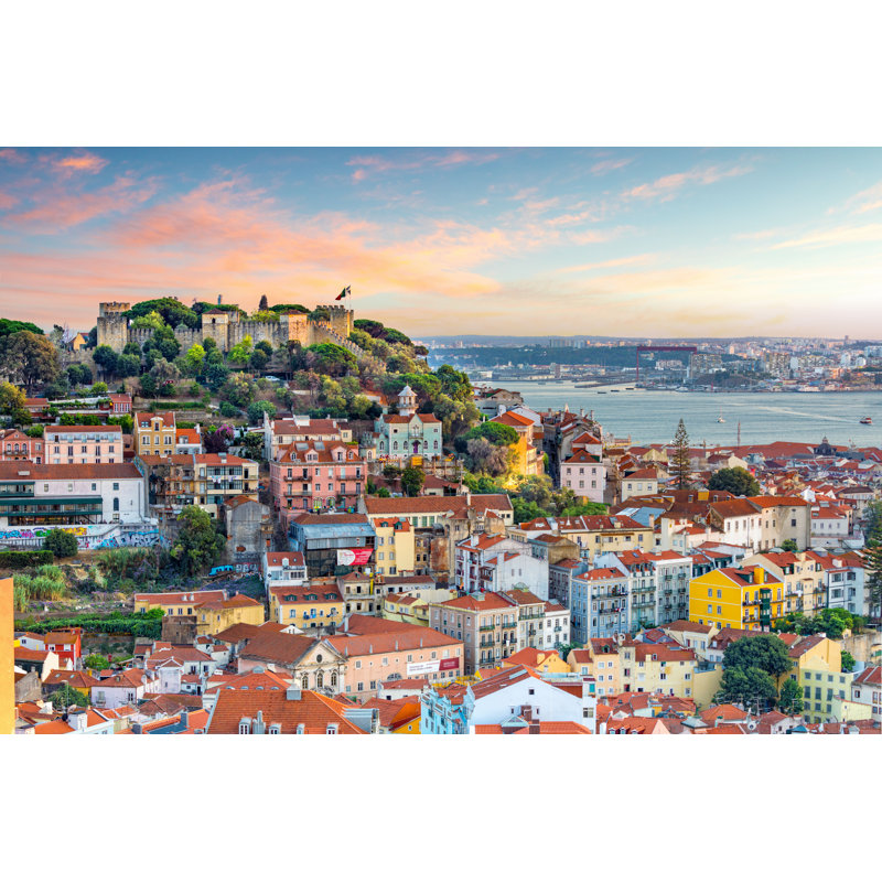«Lisbon, Portugal Skyline» - Photographie sur toile tendue, H 12 po x l 18 po