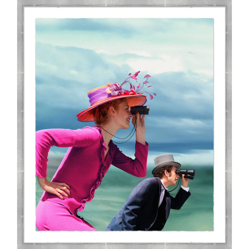«Young Couple in Formal l'usure regardant à travers des jumelles à l'extérieur», photographie encadrée