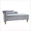 Luxueuse chaise longue en velours avec rangement, accoudoirs roulés et garniture cloutée pour un décor moderne et traditionnel