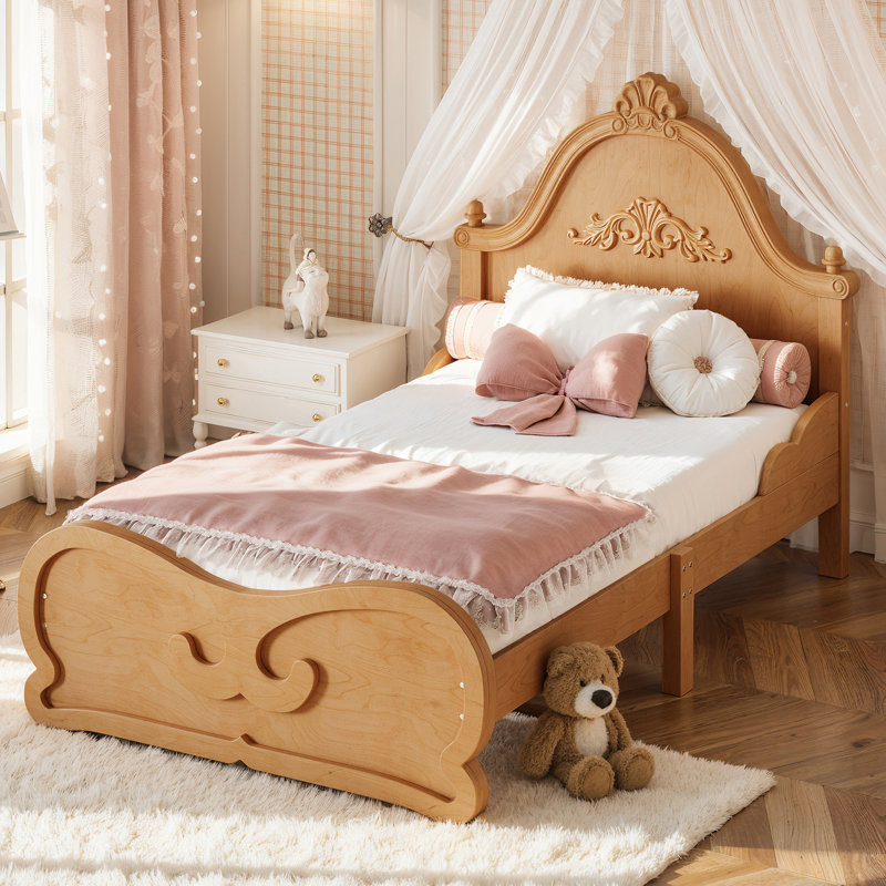 Lit plateforme simple en bois massif avec tête de lit sculptée, structure de lit à profil bas avec lattes, aucun sommier tapissier nécessaire. Naturel