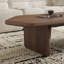 Table basse moderne au fini noyer avec design artistique incurvé