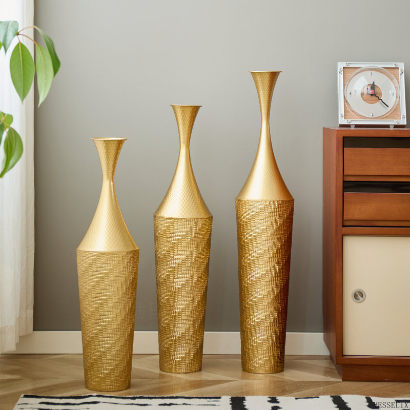 Ensemble de 3 vases de sol en fer doré, fabriqués à la main, de 35,43, 31,5 et 27,56 pouces de hauteur, style moderne texturé.