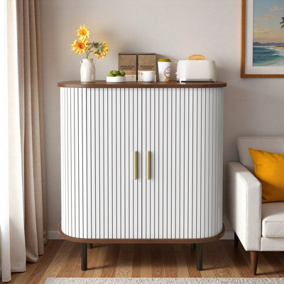 Armoire à vin cannelée avec support à vin à 8 grilles, 5 tablettes réglables à 5 niveaux, 2 porte-verres, 4 espaces de rangement cachés et portes coulissantes