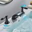 Robinet de lavabo de salle de bain encastré à DEL à 2 poignées et 3 trous pour lavabo à DEL-123292734