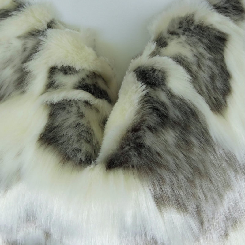 Coussin décoratif en fausse fourrure de lapin himalayen Thomas Collection® ivoire, Square 22"