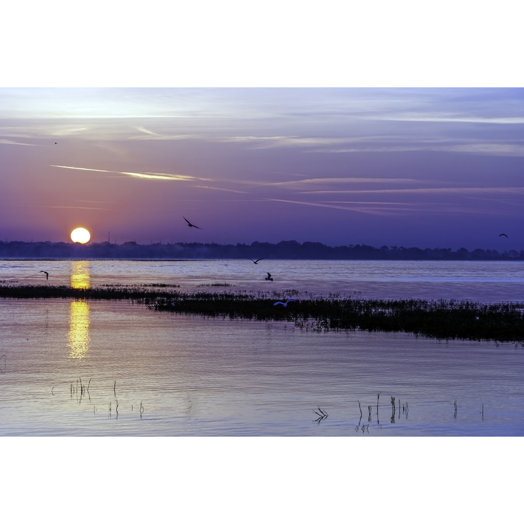 Beeindruckender Sonnenuntergang über dem See - Leinwandbild