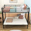 Lit superposé simple au dessus d'un futon en métal avec échelles et garde-corps
