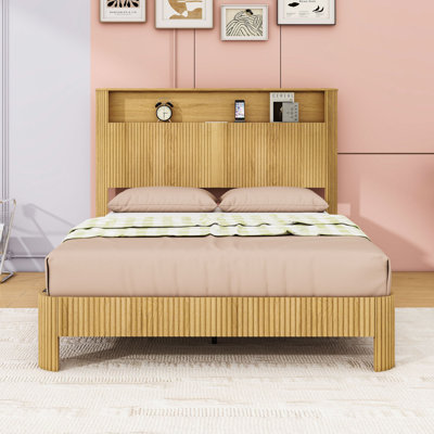 Lit plateforme en bois avec tête de rangement, station de charge USB et prise