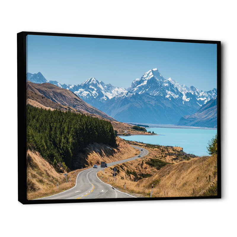 Adventure Road In Alaska sur impression sur toile, H 24 po x l 32 po x P 1 po, Cadre flottant noir