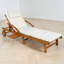 Ensemble de 2 chaises longues d'extérieur, dossier et repose-pieds réglables, bois massif, accoudoirs courbés, patio contemporain près de la piscine-197014676