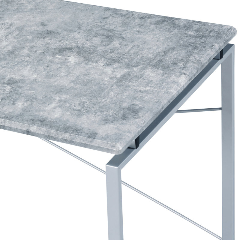 Bureau industriel avec plateau en faux béton et pieds en métal argentés pour travailler