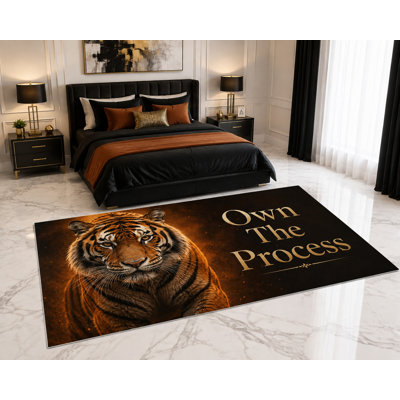 Tapis « Ultra Fin » 152 x 213 cm (5 pi x 7 pi) à motif tigre « Own the Process », idéal pour la chambre d'enfant, la chambre à coucher, le salon et le bureau à domicile. Tapis doux à poils courts avec envers antidérapant en silicone.