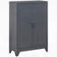 Armoire industrielle en acier avec tablettes réglables et portes ventilées