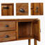 Buffet de rangement en bois massif de style rétro avec beaucoup d'espace, une fabrication durable et une utilisation polyvalente pour la décoration intérieure