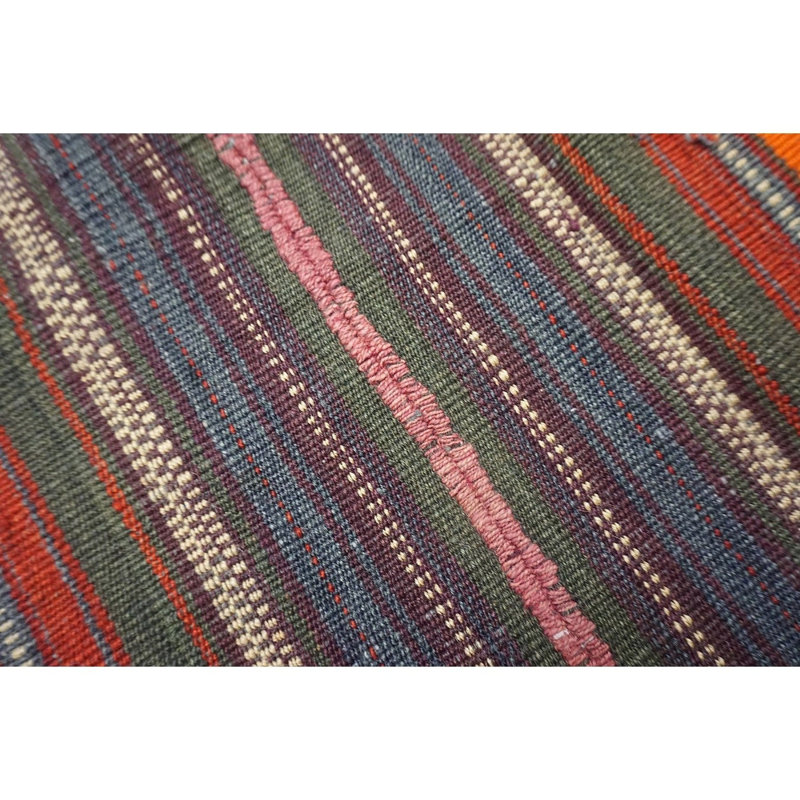 Tapis Kilim turc carré 213 x 213 cm (7'0" x 7'0") à tissage plat géométrique vintage des années 1950, aux couleurs vives et audacieuses.