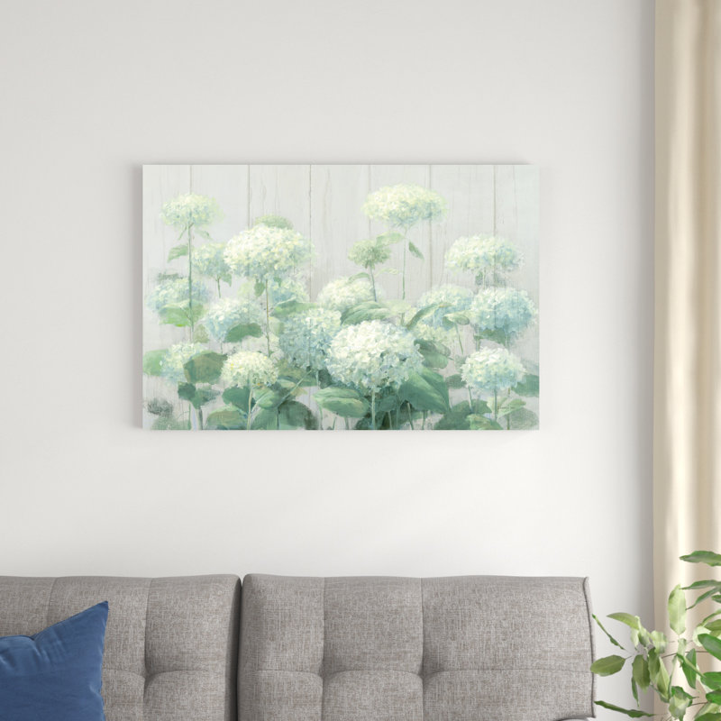 Hortensia blanc sur fond de sauge, H 36 po x l 24 po