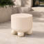 Table d'appoint ronde d'extérieur de 45,7 cm (18 po), table décorative de patio aspect pierre avec piètement sculptural à trois boules