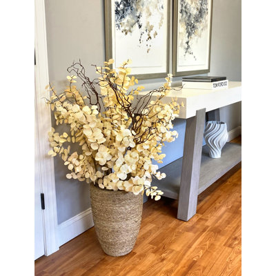 Arrangement d'eucalyptus et de saule frisé dans une jardinière en corde