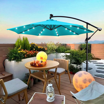 Parasol de terrasse à énergie solaire 10 pi avec parasol 8 lumières à DEL avec manivelle et base transversale pour terrasse de jardin et abri de piscine extérieur