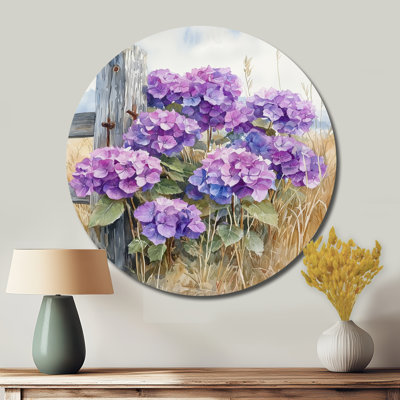 Hydrangeas at the Farm Fence I - reproduction d'art traditionnelle mauve en métal