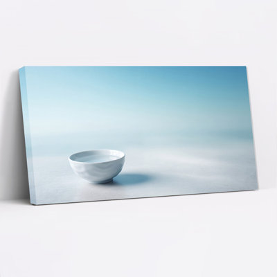 Toile blanche sur fond bleu clair avec de l'eau sur fond bleu clair