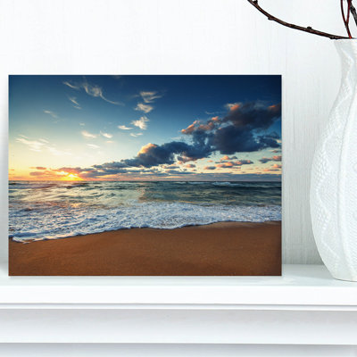 Photographie de paysage marin «Sunrise and Glowing Waves in Ocean Seashore»