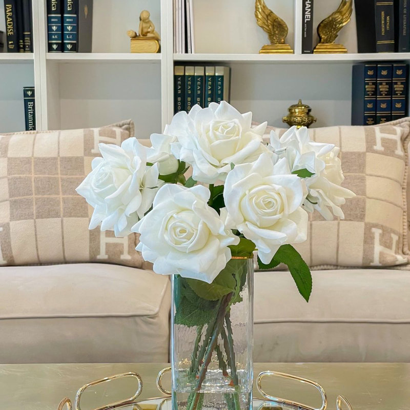 Arrangement floral blanc avec une grande touche blanche