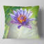 Énorme lotus mauve sur fond vert - coussin à imprimé floral-29488262-29488266