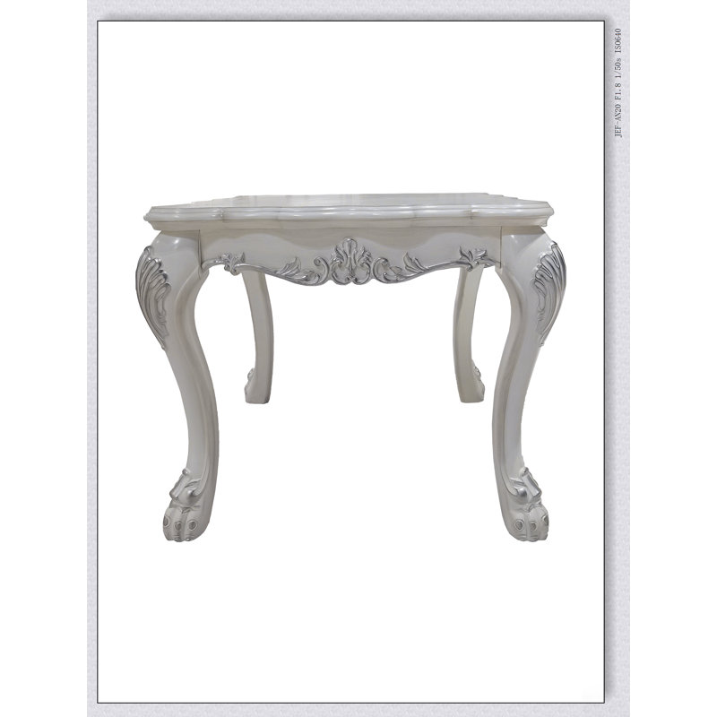 Table de bout Dresden blanc os avec plateau festonné et motifs floraux, parfaite pour un décor traditionnel et transitionnel.