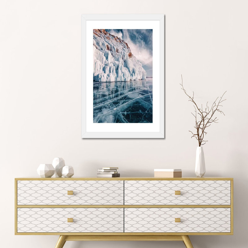 « Frozen Lake Baikal II » par Hobopeeba-reproduction de photo, H 24 po x l 16 po x P 1 po, Papier encadré blanc, Blanc