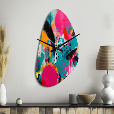 Rose et turquoise abstrait Enigma I - horloge abstraite en forme de métal, horloge murale rose