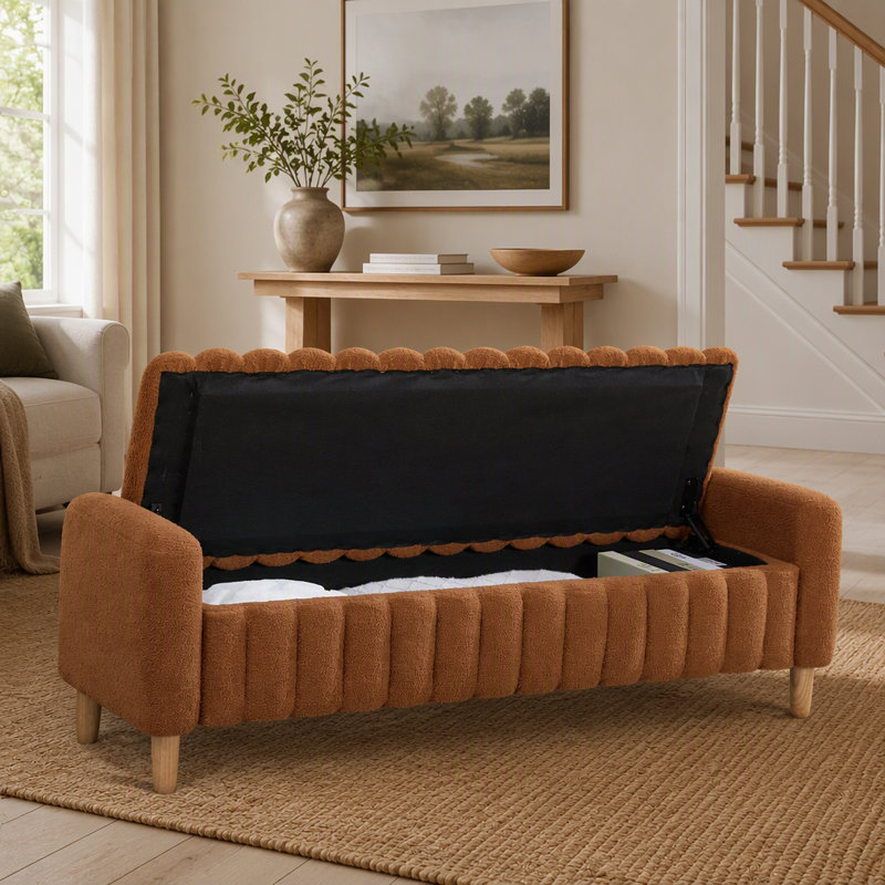 Banc de lit moderne capitonné de 161 cm de large, avec couvercle rabattable capitonné à vagues, accoudoirs et pieds en bois massif, idéal pour plusieurs pièces, couleur caramel.