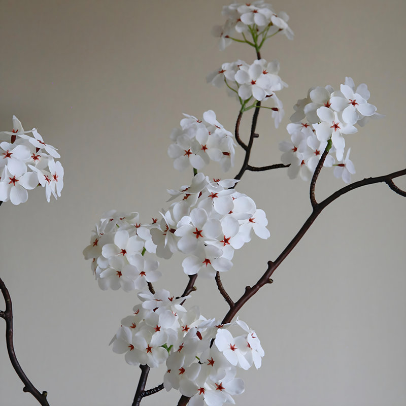 Ornements de fleurs simulées
