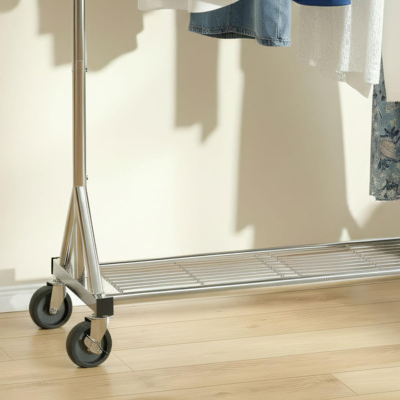 Portant à vêtements robuste en acier inoxydable argenté avec tablettes en filet, roulettes verrouillables et tapis antidérapants. Son design multifonctionnel le rend plus pratique.