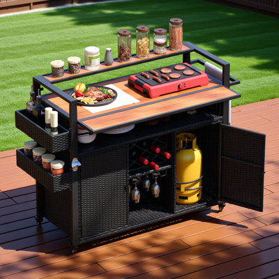 Chariot de barbecue extérieur en osier de 134 cm de large avec plateau extensible en plastique imitation bois, îlot de cuisine roulant avec armoire de rangement, double poignée, pour terrasse, jardin ou piscine, noir et brun