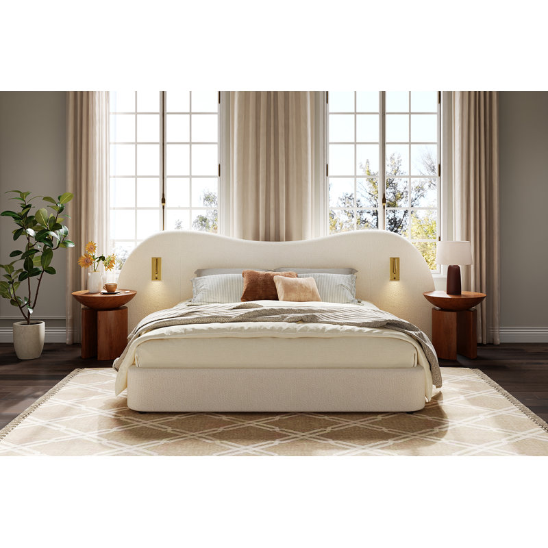 Lit en peluche Highfield avec tête de lit surdimensionnée en forme de nuage et ports USB intégrés