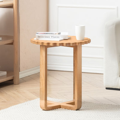 Table de bout en bois massif avec bords festonnés Carya