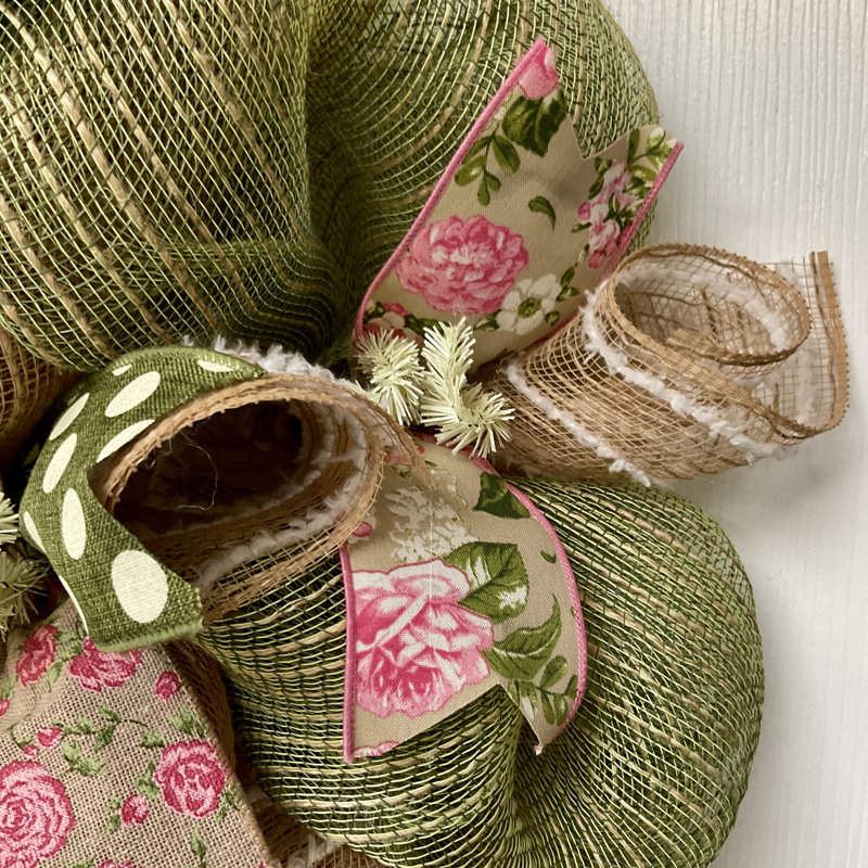 Couronne de printemps avec trois lapins blancs