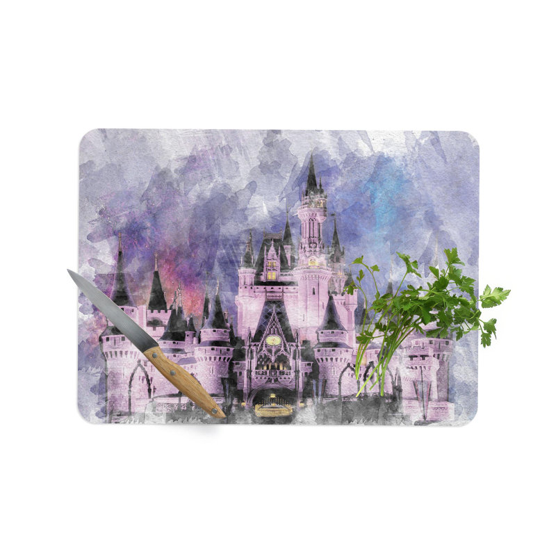 Conception moderne du château de Cendrillon sur une planche à découper en verre pour une touche décontractée et fantaisiste à votre décor de cuisine