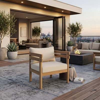 Fauteuil club extérieur en bois d'acacia brun clair avec coussins en tissu beige déperlant, idéal pour se détendre sur la terrasse ou dans le jardin.