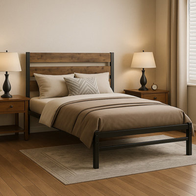 Lit plateforme brun rustique avec tête de lit en bois et lattes en métal