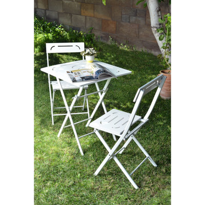 Ensemble de table et chaises de jardin moderne (3 pièces), blanc, table: 23,6 po x 28,7 po x 23,6 po | Chaises: 15,7 po x 32,7 po x 15,7 po | 100% panneau de fibres à densité moyenne avec pieds en métal, conception polyvalente, parfaite pour les repas en plein air et la détente